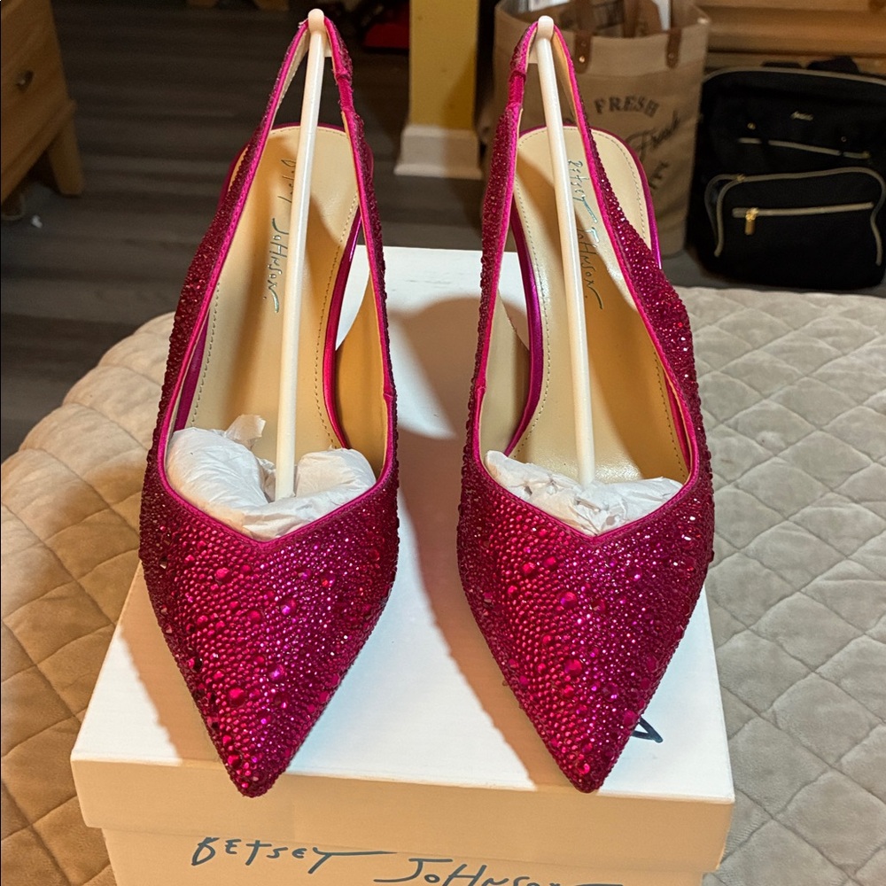 Elegant Pink Slingback Heels - Picture 2 of 8